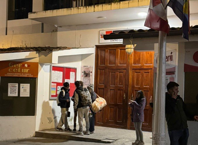 Waiting line for last minute Machu Picchu tickets