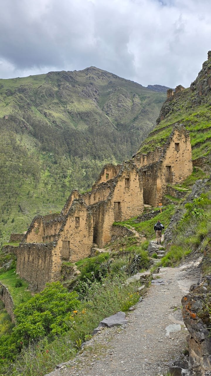 pinkuylluna un lugar imperdible en el  pueblo de  ollantaytambo