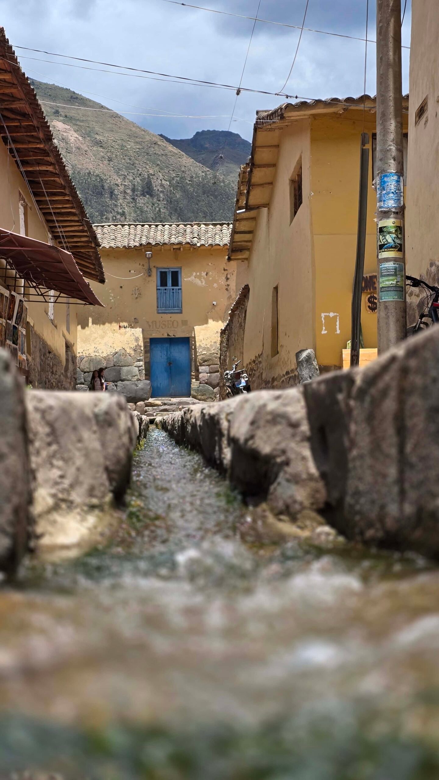 los  canales de agua  que  aun siguen en funcionamiento en el pueblo de ollantaytambo