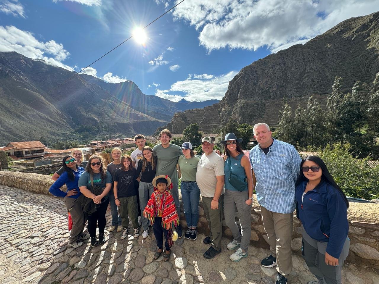 el grupo de clientes visitando el pueblo magico de ollatamtaytambo