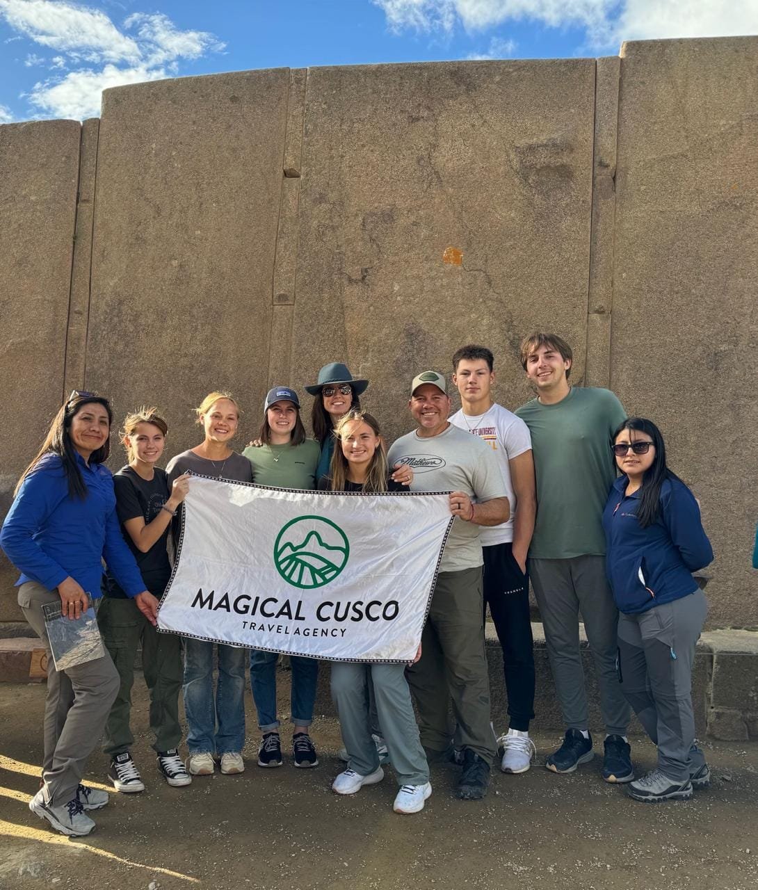 visita del templo del sol con un grupo de turistas 