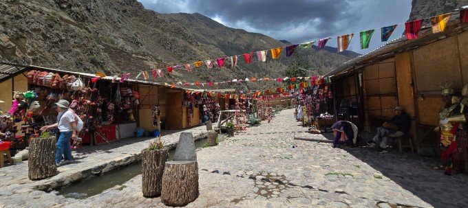 un a joven turista  en el  mercado artesanal de  ollantaytambo 