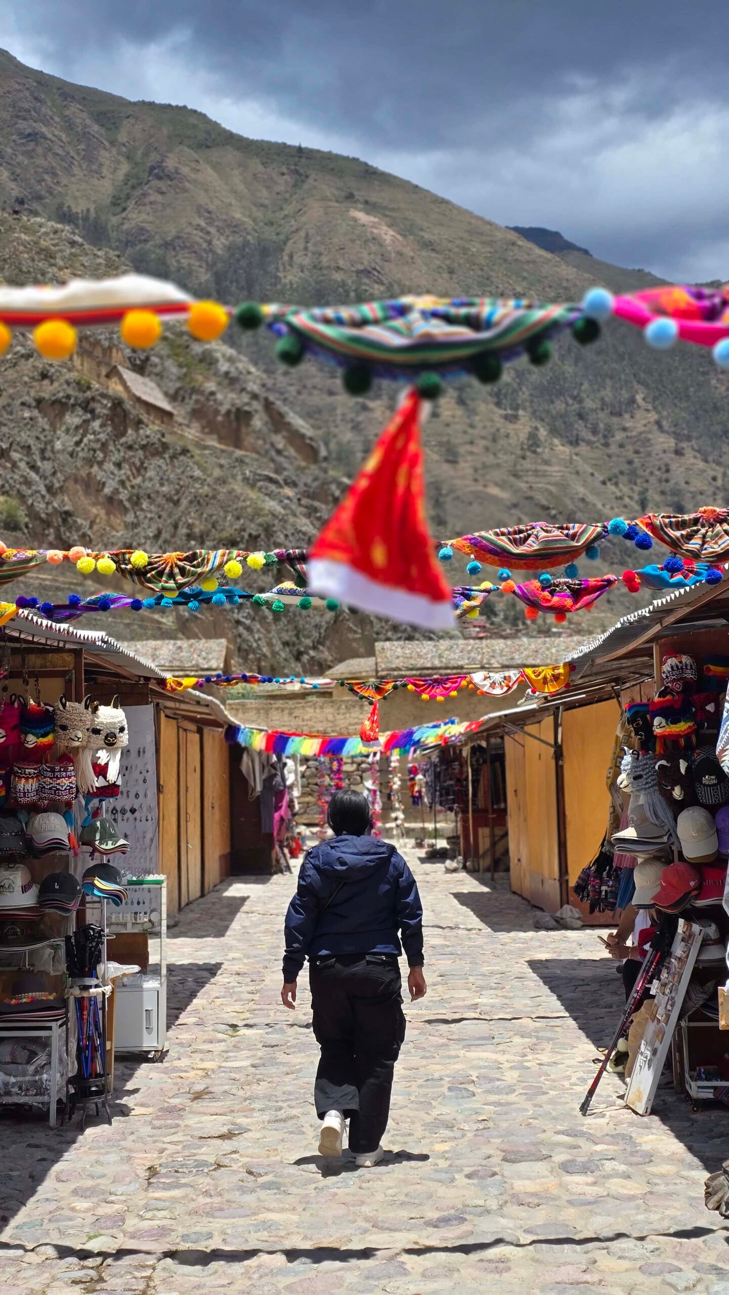 un a joven turista  en el  mercado artesanal de  ollantaytambo 