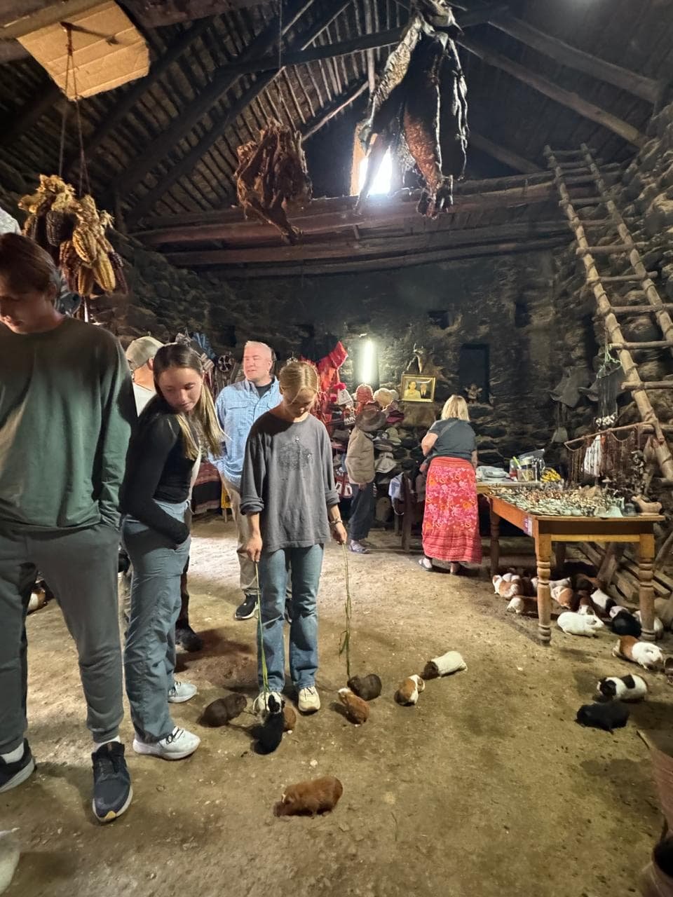 visitando un a familia  local en  el  pueblo de  ollantaytambo 